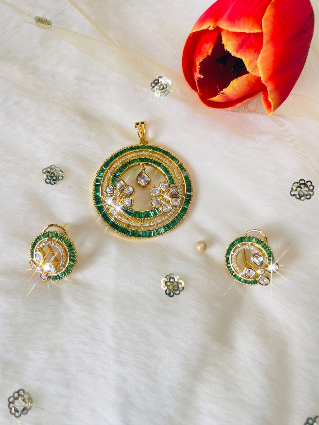 Kundan Green Pendant Set
