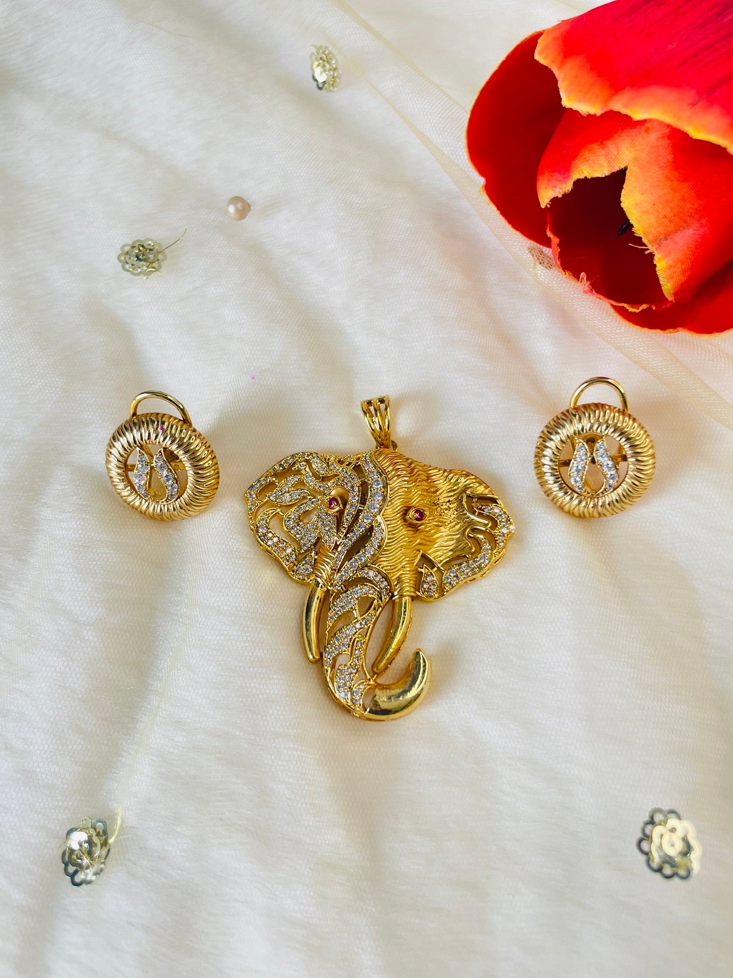 Contemporary AD Pendant Set